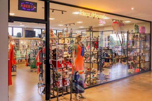 a store with a mannequin standing in front of a display window at Complexo Eco Cataratas Resort by SJ in Foz do Iguaçu