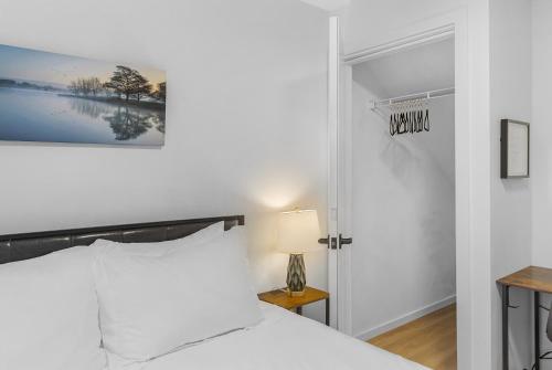 Postel nebo postele na pokoji v ubytování The Cloudbreak Townhome - 88 Walkscore!