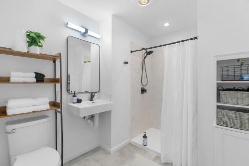 Koupelna v ubytování The Cloudbreak Townhome - 88 Walkscore!