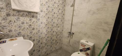 Un baño de LEVEL FIVE ZERO