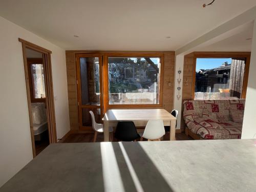 un salon avec une table et un canapé dans l'établissement 4P au pied des pistes, refait à neuf, La Plagne, avec WIFI, à Les Coches