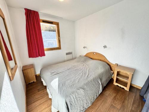 une petite chambre avec un lit et une fenêtre dans l'établissement Résidence L'ecrins Des Neiges - APPARTEMENT T3 SPACIEUX PROCHE DES PISTES MAE-5361, à Vars