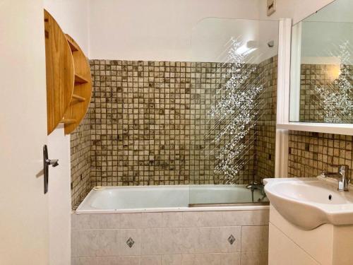 une salle de bain avec une baignoire et un lavabo dans l'établissement Résidence Meijotel - Studio résidence Meijotel MAE-9421, à Vénosc