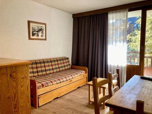 un salon avec un canapé et une table dans l'établissement Résidence Meijotel - Studio résidence Meijotel MAE-9421, à Vénosc