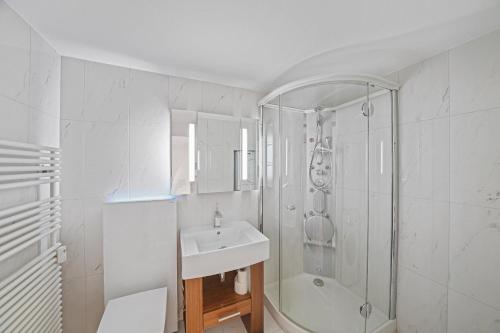 Ένα μπάνιο στο book2stay - Lakeview Apartment