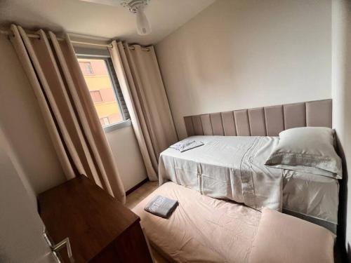 Un pat sau paturi într-o cameră la Apartamento Solar das Violetas Foz