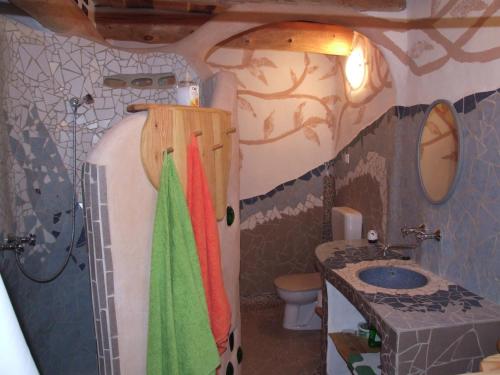 ペーチにあるKismélyvölgyi Vendégházの小さなバスルーム(トイレ、シンク付)