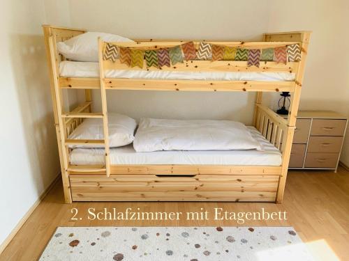 アウエにあるBurg Aue- Ferienwohnungen Erzglück - Familien - im Grünen - zentralのベッドルーム1室(二段ベッド2組、白い枕付)