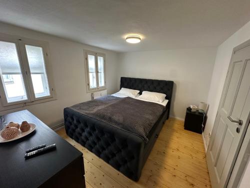 a bedroom with a large bed and a table at Historisches Eckermannhaus - Apartments in Weimar