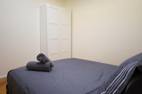 Postel nebo postele na pokoji v ubytování Family Friendly 4BR 2BA in Prime NYC Location