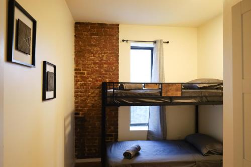 Palanda nebo palandy na pokoji v ubytování Family Friendly 4BR 2BA in Prime NYC Location
