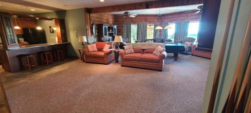 a living room with two chairs and a couch at Trinity Lodge in Ferguson