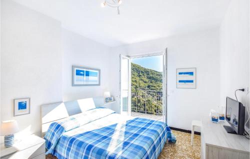 レッコにあるBeautiful Apartment In Recco With Wifiの白いベッドルーム(ベッド1台付)、ガラスのスライドドアが備わります。