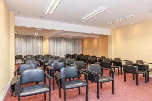 a room with a bunch of chairs in it at Tri Hotel Bento Gonçalves in Bento Gonçalves