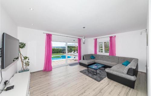 Beautiful Home In Kastel Kambelovac
