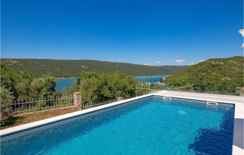 una piscina con vista sul lago di Villa Lucija Dream a Trgetari