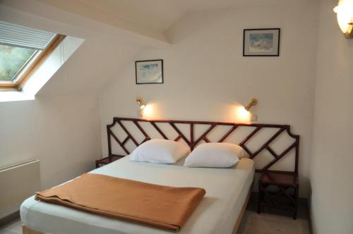 a bedroom with a bed with two white pillows at Résidence Durbuy in Durbuy