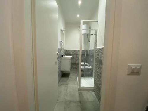 un bagno con due lavandini e uno specchio di Appartamenti 5min da stazione centrale a Milano