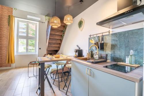 une cuisine avec un comptoir et une table avec des tabourets dans l'établissement immeuble entier pour groupe, à Marseille