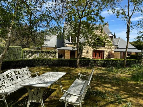 a picnic table and two chairs in front of a house at Heart of a lion in Monbulk