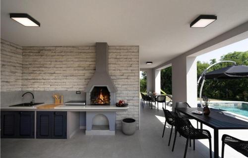 Casa con cocina y comedor con chimenea. en Villa Milena, en Labin
