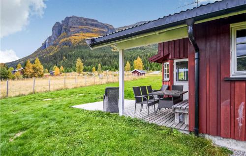 una casa rossa con tavolo e sedie su una terrazza di Gorgeous Home In Hemsedal With Sauna a Hemsedal