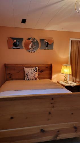 Postel nebo postele na pokoji v ubytování Charming - 2 bedrooms suite, 1 full bath & family room