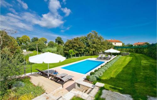 een bovenaanzicht van een zwembad in een tuin bij Villa Valica in Veli Ježenj