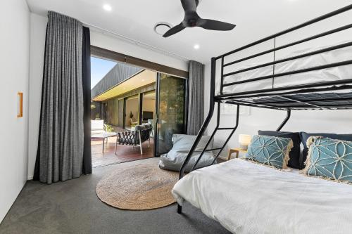 Postel nebo postele na pokoji v ubytování Stylish Home near Noosa & Peregian, walk to Beach