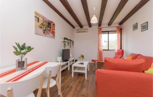 salon ze stołem i kanapą w obiekcie Holiday Home Bibinjskih Mlikaric Bb Iv w Bibinje