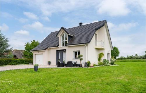 Biały dom z czarnym dachem w obiekcie Cozy Home In Lyons-La-Forêt w mieście Lyons-la-Forêt