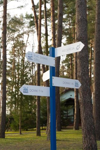 a blue sign with arrows pointing in different directions at Przystanek Zatoka in Olsztyn