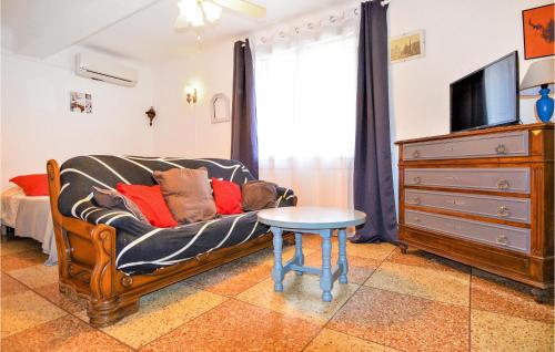 un salon avec un canapé et une table dans l'établissement Lovely Home In Arles With Wifi, à Arles