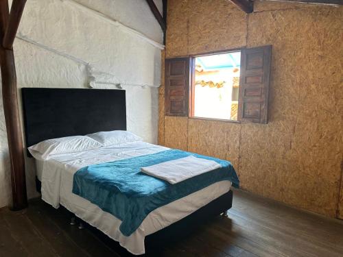 een slaapkamer met een bed in een kamer met een raam bij Apartamento Ines María in Barichara