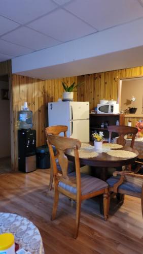 Kuchyň nebo kuchyňský kout v ubytování Charming - 2 bedrooms suite, 1 full bath & family room