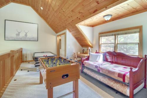 Posezení v ubytování Coosawattee River Resort Home Mins from Blue Ridge