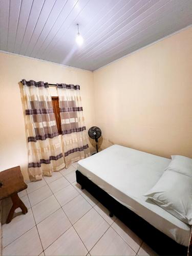 a bedroom with a bed and a window at chacara sombra da mata01 in Pirenópolis
