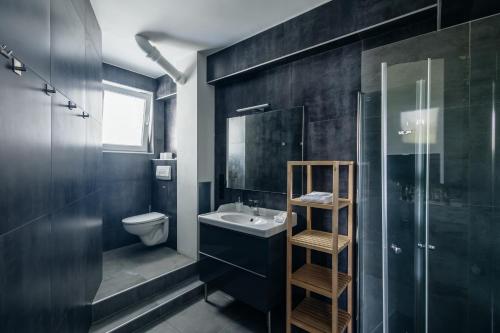 Un baño con lavabo, inodoro y ducha. en Centrally located 2-room apartment, en Hannover