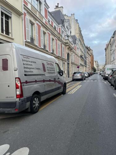 une camionnette garée sur le côté d'une rue de la ville dans l'établissement Appartement proche Montparnasse et Port Royal, à Paris