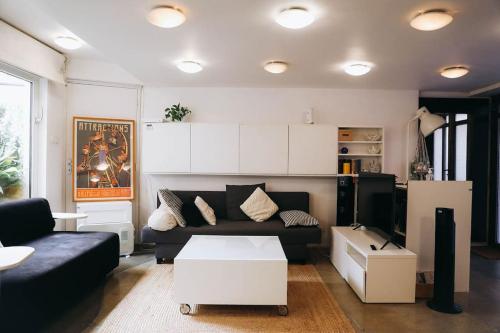 un salon avec un canapé et une table dans l'établissement Appartement cosy Carmes fibre & hyper centre, à Toulouse