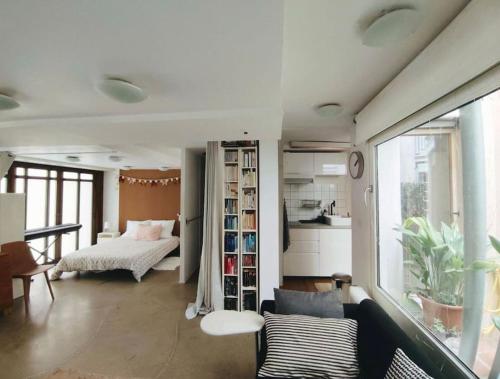 un salon avec un canapé et une étagère dans l'établissement Appartement cosy Carmes fibre & hyper centre, à Toulouse