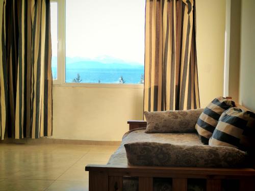 Una sala de estar con un sofá y una ventana grande. en De cara al lago Bariloche U4, en San Carlos de Bariloche