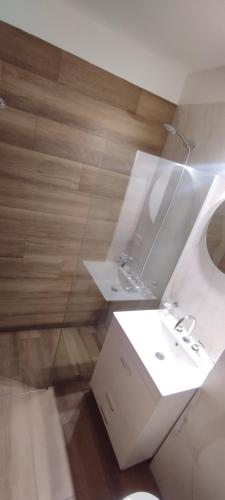 マル・デル・プラタにあるAmplio y luminoso monoambiente a 100 mts del marの白い洗面台と鏡のあるバスルーム