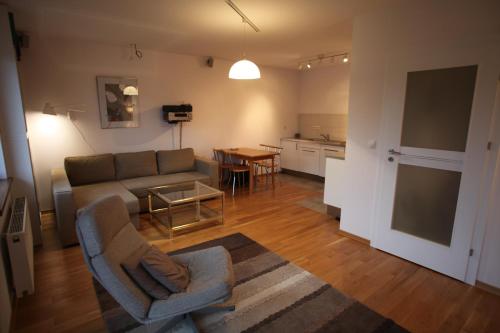 ein Wohnzimmer mit einem Sofa und einem Tisch in der Unterkunft Apartament Prusa in Bad Salzbrunn