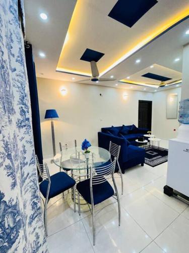 Zona de estar de 1BR Indigo Haven Retreat with City Views