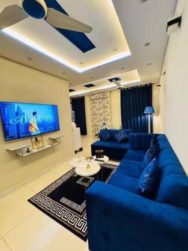 Una televisión o centro de entretenimiento en 1BR Indigo Haven Retreat with City Views