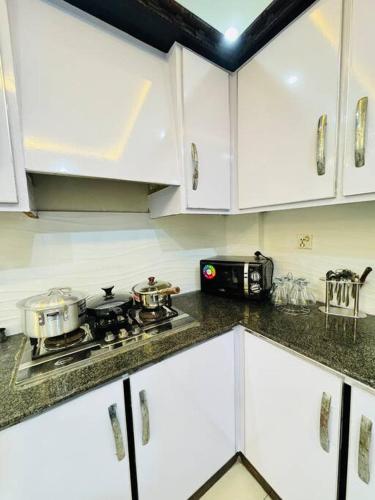 Una cocina o zona de cocina en 1BR Indigo Haven Retreat with City Views