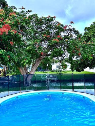 Πισίνα στο ή κοντά στο Spacious 4BR Waterfront Home with Private Pool, Tiki Hut & Free Parking near Miami & Key Largo