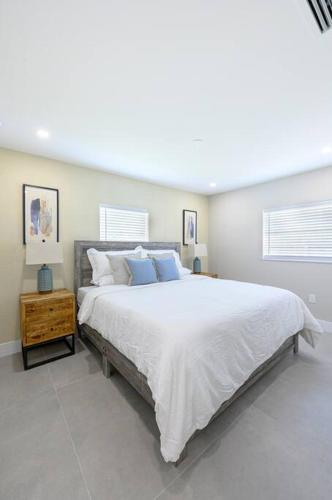 Ένα ή περισσότερα κρεβάτια σε δωμάτιο στο Spacious 4BR Waterfront Home with Private Pool, Tiki Hut & Free Parking near Miami & Key Largo