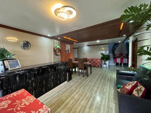 a lobby with a bar and a dining room at Phuenics de galera in Puerto Galera